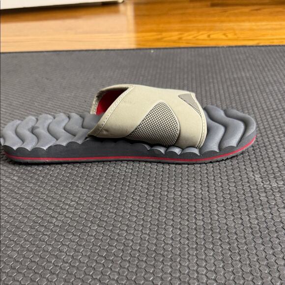 Reef Tan and Gray Men's Sandals. Size 9. Bottle opener - Picture 5 of 8